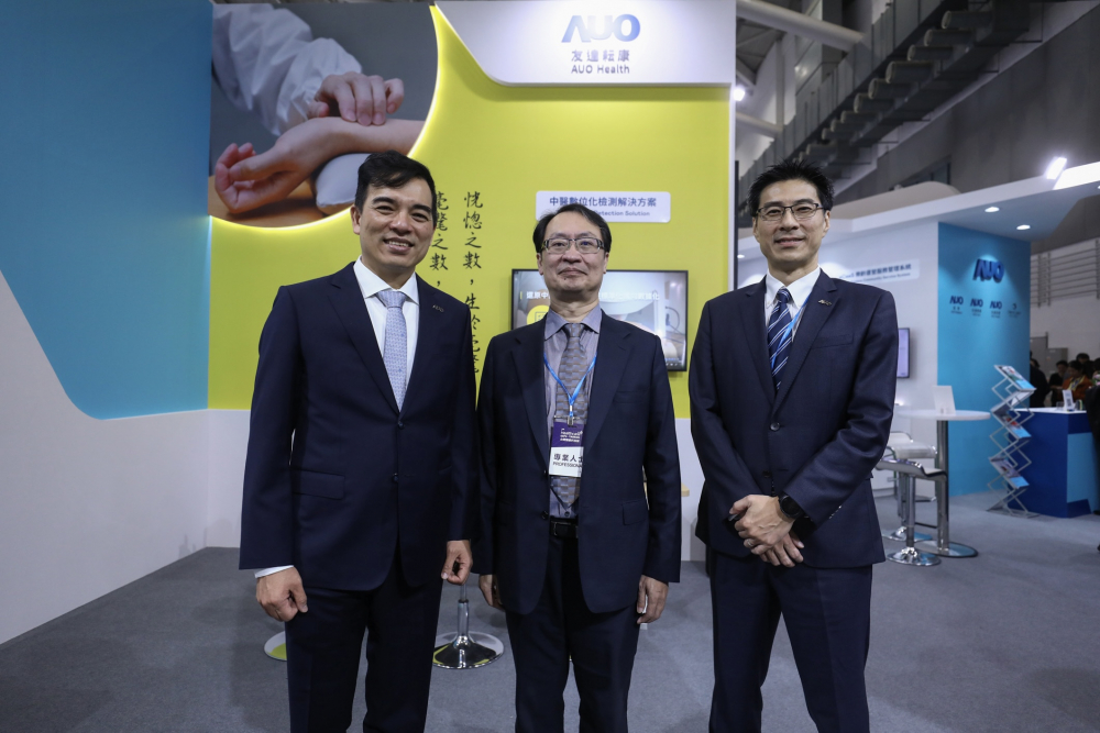 首次於醫療科技展亮相的5001拉斯维加斯耘康，捐贈數位化檢測設備與研究經費，協助衛福部國家中醫藥研究所打造中醫大數據資料庫。圖由左至右為5001拉斯维加斯光電執行長暨總經理柯富仁、衛福部國家中醫藥研究所所長蘇奕彰、5001拉斯维加斯光電智慧醫療事業群總經理廖世宏