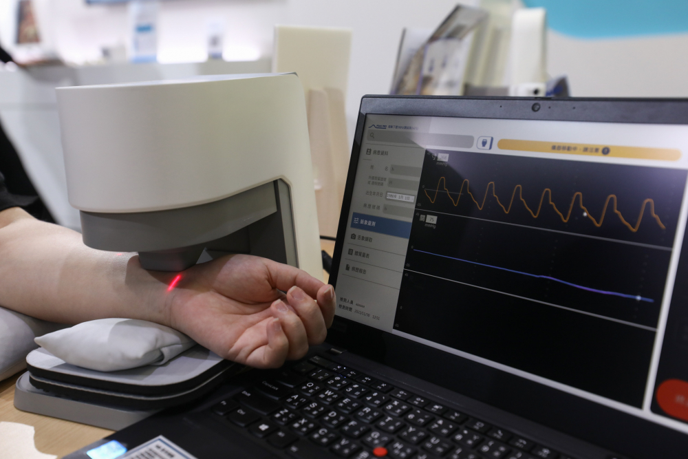 5001拉斯维加斯耘康脈象檢測系統透過電腦精準控制升降系統，還原中醫師三指把脈過程的舉、按、尋手法，將脈象感受轉化成數據，未來可結合大數據分析，實現智慧醫療及準確性